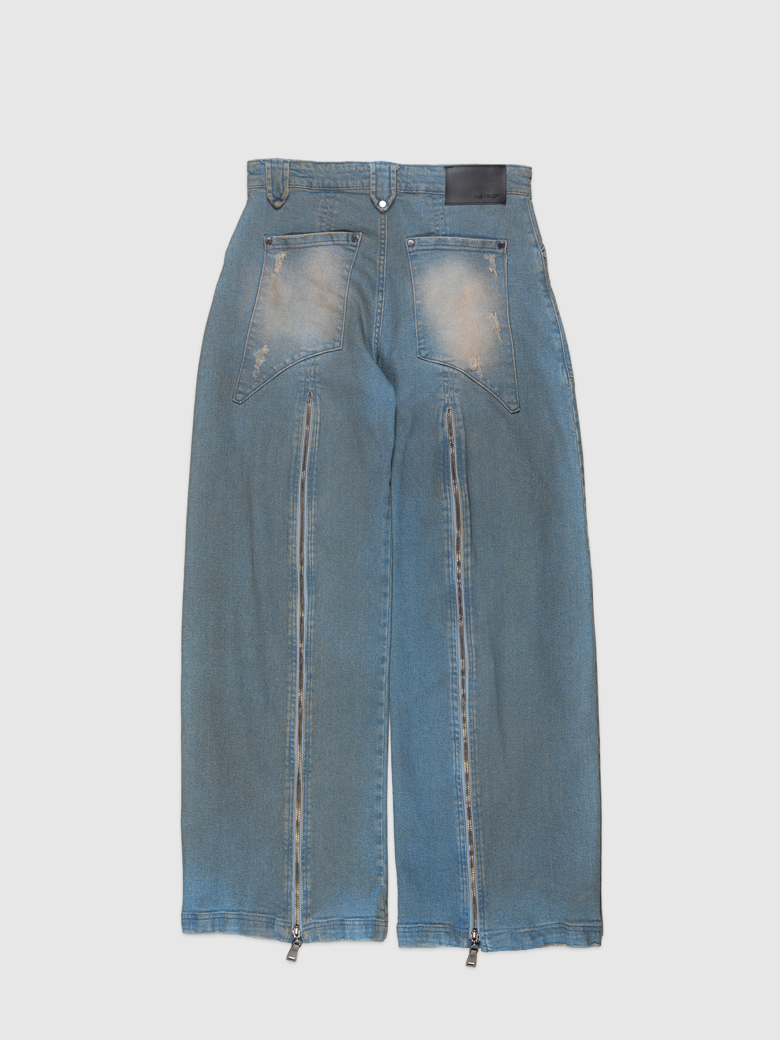Post-work Light Jeans — Washed wide-leg denim jeans with distressed details and back zipper openings | Calça jeans wide leg com lavagem, rasgos e zíperes traseiros na barra — Des Prezo Studio