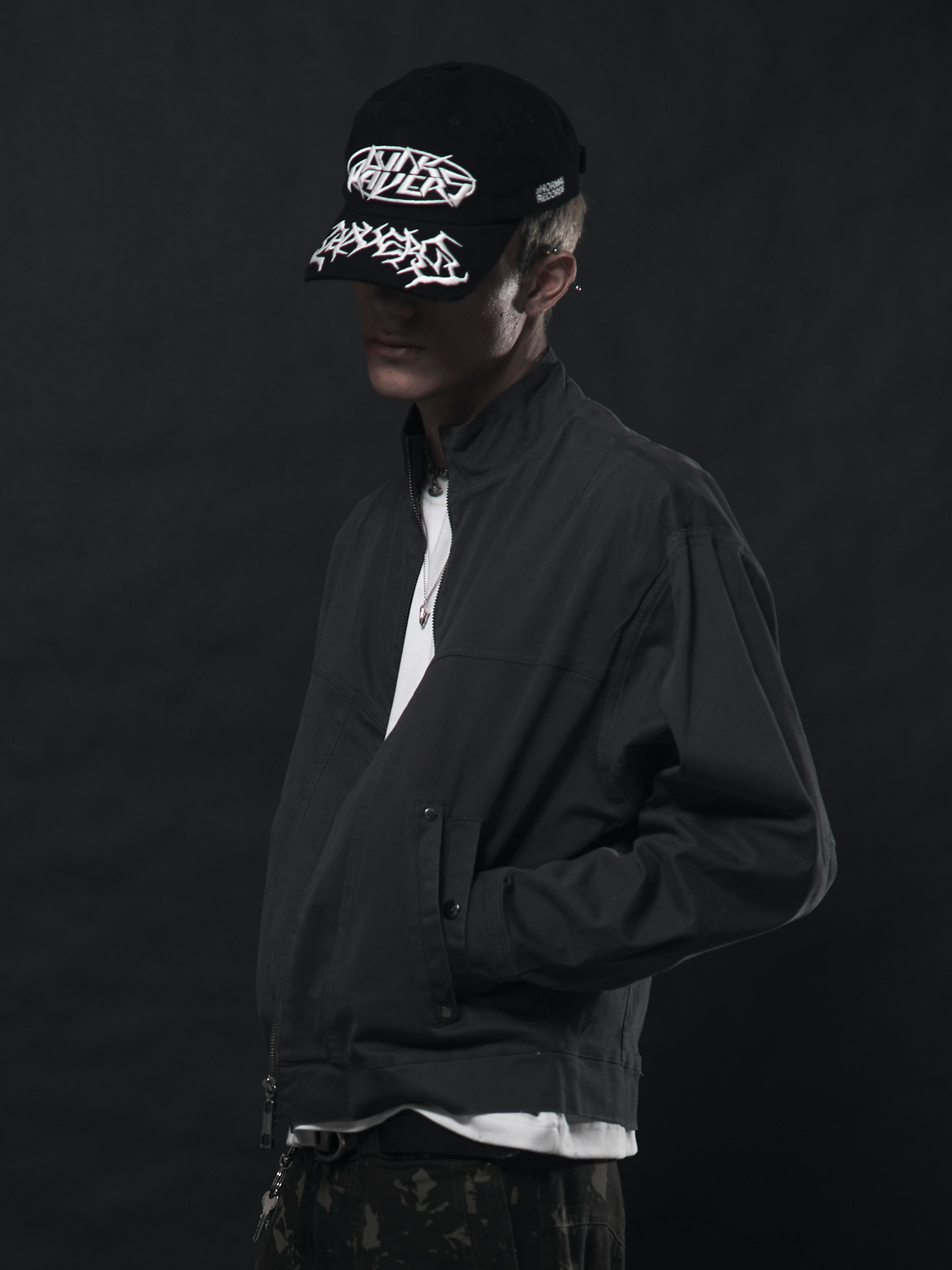 Black 6 panel cap with embroidered | Boné preto 6 panel com bordado gráfico Punk Ravers — Des Prezo Studio
