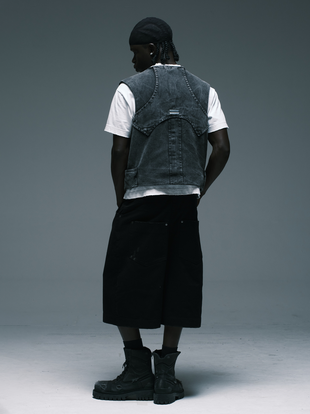 DES.P SEKURIT Stoned Vest — Black/Gray washed tactical vest with multiple utility pockets | Colete tático com lavagem desgastada e múltiplos bolsos utilitários — Des Prezo Studio
