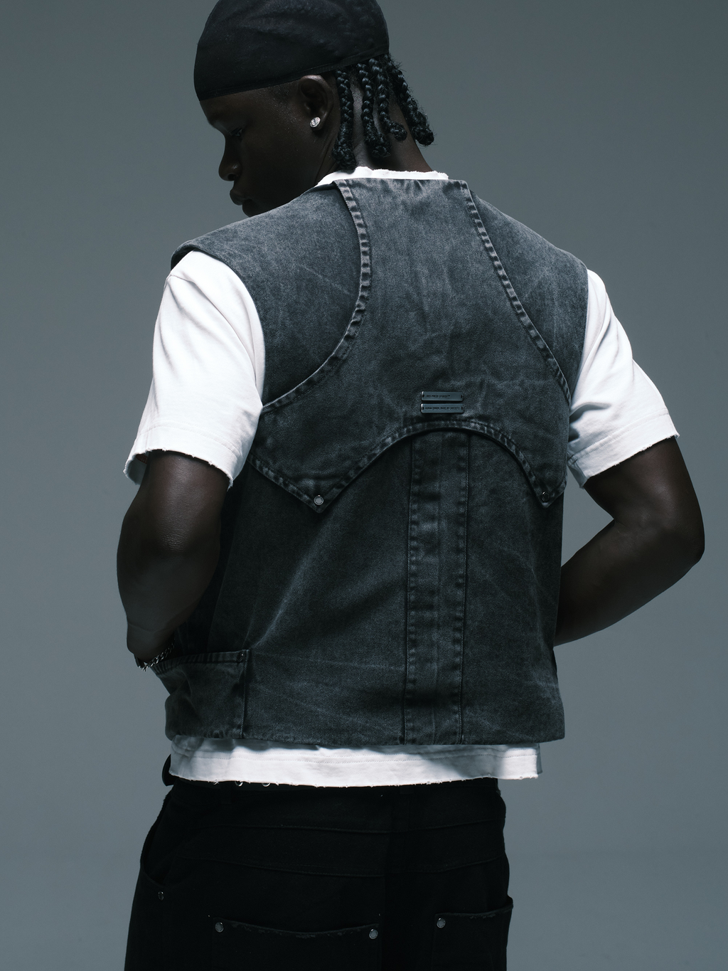 DES.P SEKURIT Stoned Vest — Black/Gray washed tactical vest with multiple utility pockets | Colete tático com lavagem desgastada e múltiplos bolsos utilitários — Des Prezo Studio
