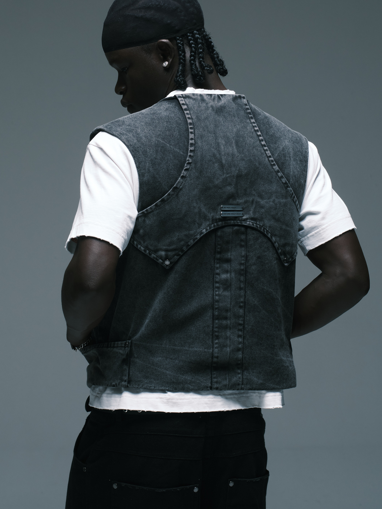 DES.P SEKURIT Stoned Vest — Black/Gray washed tactical vest with multiple utility pockets | Colete tático com lavagem desgastada e múltiplos bolsos utilitários — Des Prezo Studio