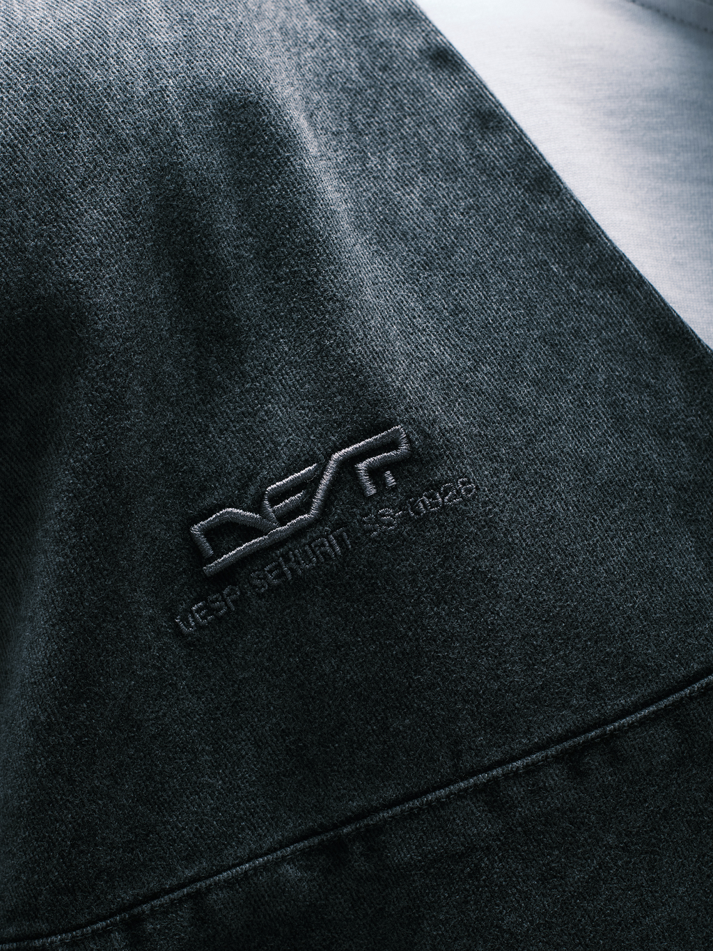 DES.P SEKURIT Stoned Vest — Black/Gray washed tactical vest with multiple utility pockets | Colete tático com lavagem desgastada e múltiplos bolsos utilitários — Des Prezo Studio