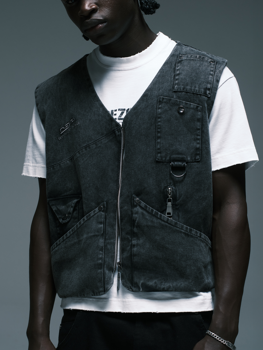 DES.P SEKURIT Stoned Vest — Black/Gray washed tactical vest with multiple utility pockets | Colete tático com lavagem desgastada e múltiplos bolsos utilitários — Des Prezo Studio