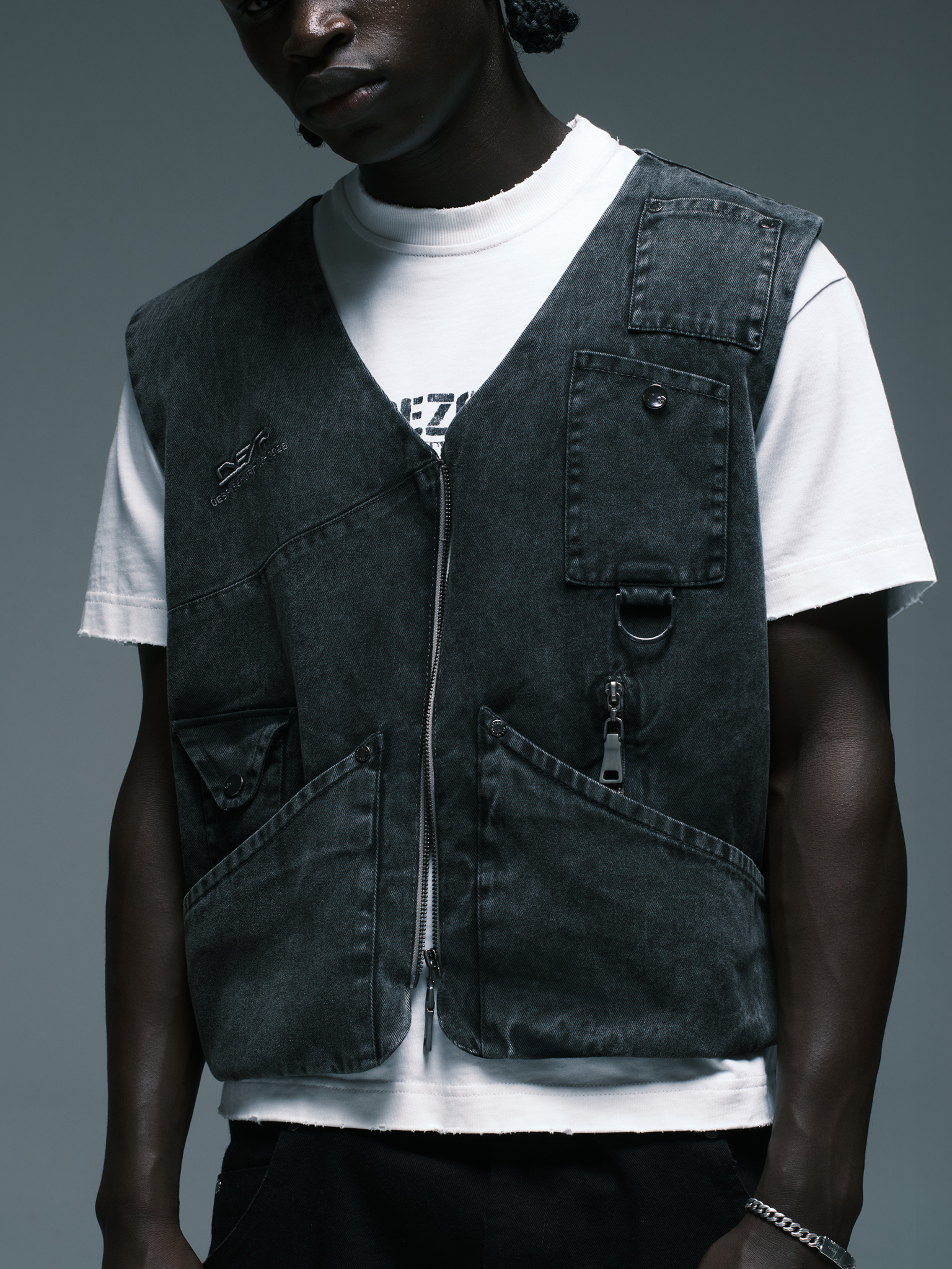 DES.P SEKURIT Stoned Vest — Black/Gray washed tactical vest with multiple utility pockets | Colete tático com lavagem desgastada e múltiplos bolsos utilitários — Des Prezo Studio