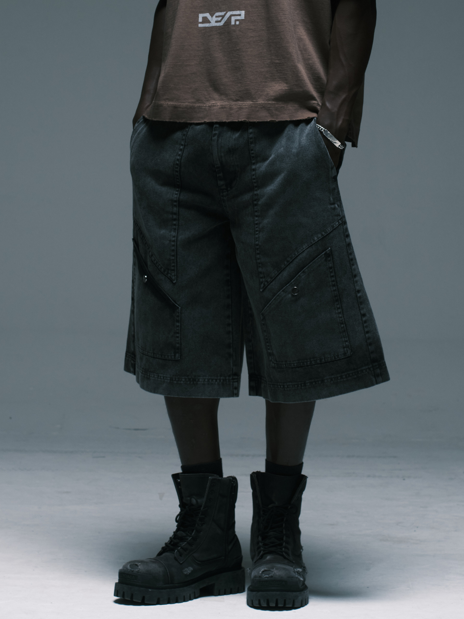 OG RAVER Stoned Shorts — Bermuda jeans preta com lavagem stone wash e bolsos utilitários — Des Prezo Studio