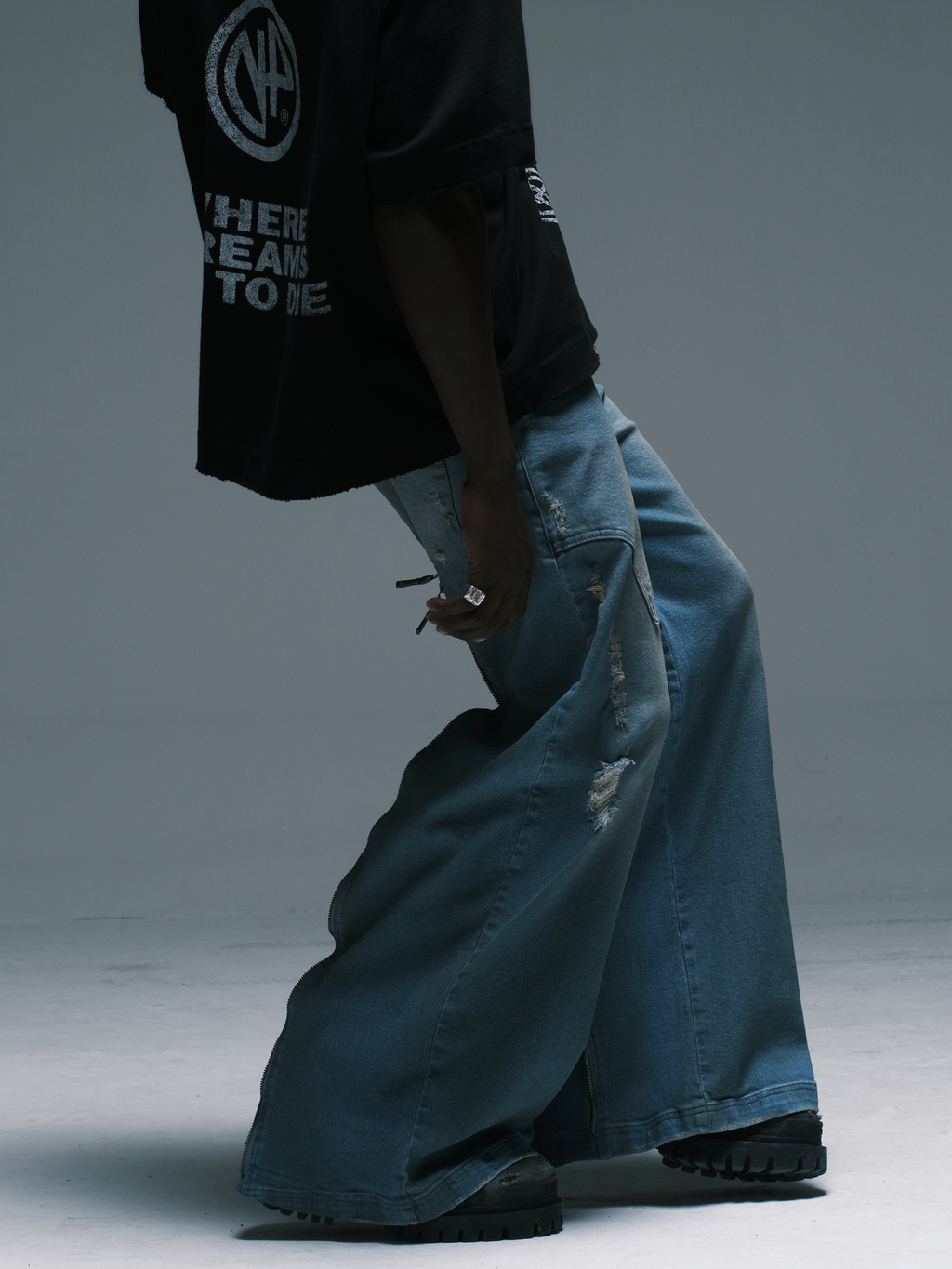 Post-work Light Jeans — Washed wide-leg denim jeans with distressed details and back zipper openings | Calça jeans wide leg com lavagem, rasgos e zíperes traseiros na barra — Des Prezo Studio