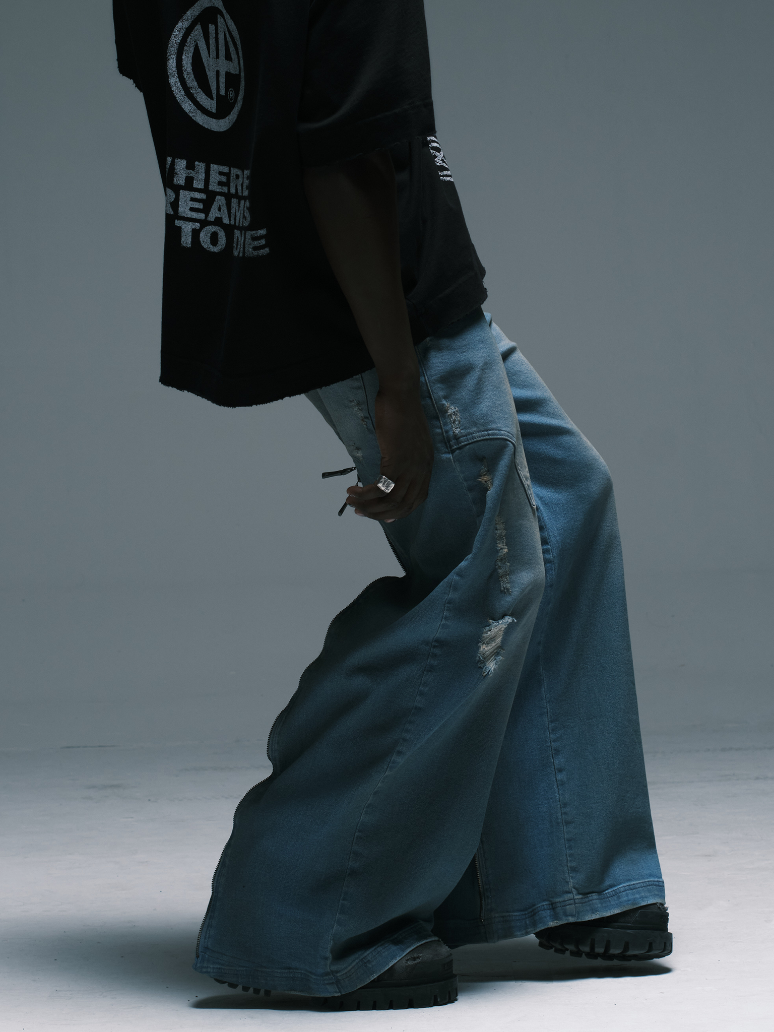 Post-work Light Jeans — Washed wide-leg denim jeans with distressed details and back zipper openings | Calça jeans wide leg com lavagem, rasgos e zíperes traseiros na barra — Des Prezo Studio
