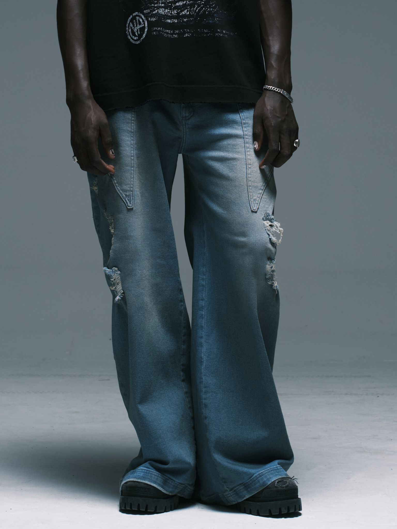 Post-work Light Jeans — Washed wide-leg denim jeans with distressed details and back zipper openings | Calça jeans wide leg com lavagem, rasgos e zíperes traseiros na barra — Des Prezo Studio