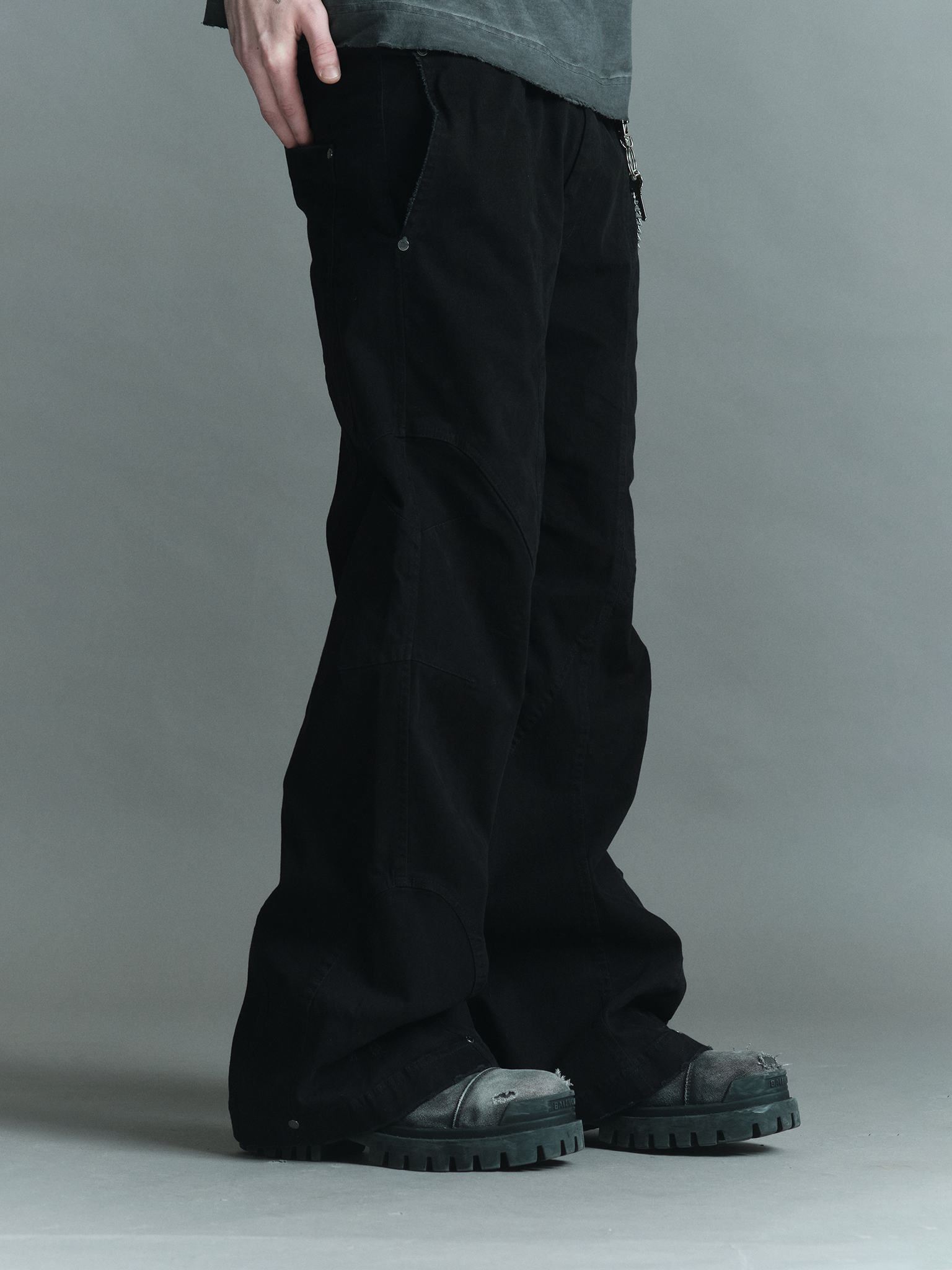 Black Raver Wide Pants — Black wide twill pants with washed finish | Calça preta wide de sarja com acabamento desgastado — Des Prezo Studio