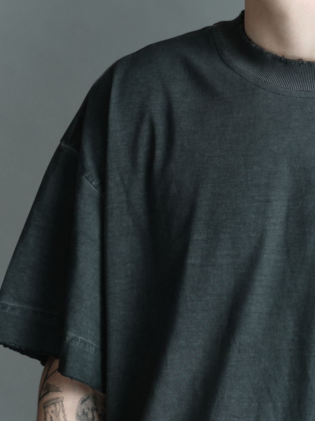 Stone Wash Tee — Dark gray stone-washed oversized boxy t-shirt with distressed finish | Camiseta cinza escuro estonada oversized boxy com acabamento desgastado — Des Prezo Studio