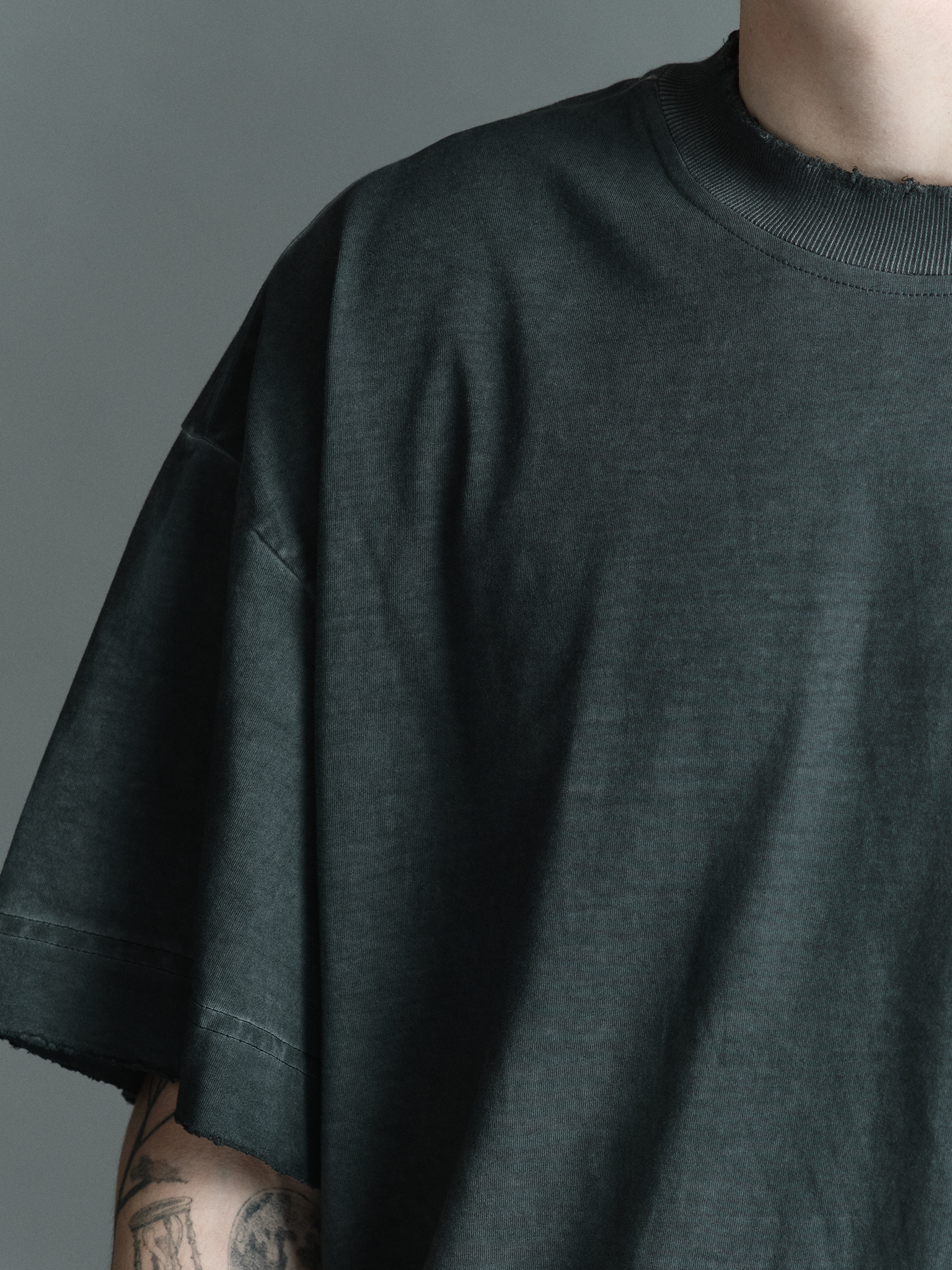 Stone Wash Tee — Dark gray stone-washed oversized boxy t-shirt with distressed finish | Camiseta cinza escuro estonada oversized boxy com acabamento desgastado — Des Prezo Studio