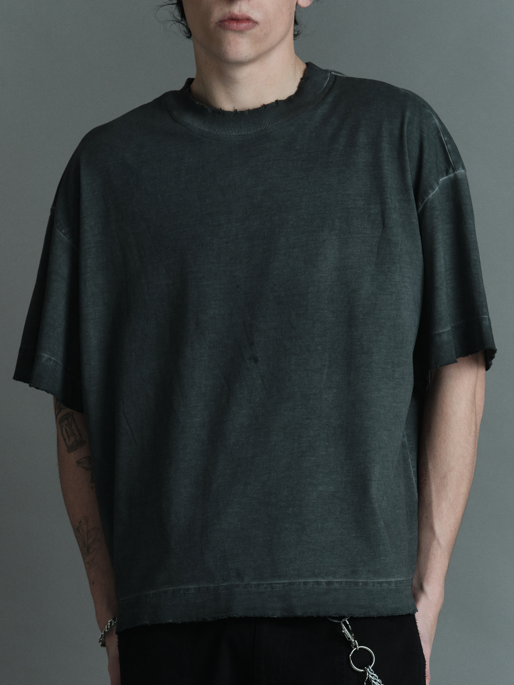 Stone Wash Tee — Dark gray stone-washed oversized boxy t-shirt with distressed finish | Camiseta cinza escuro estonada oversized boxy com acabamento desgastado — Des Prezo Studio