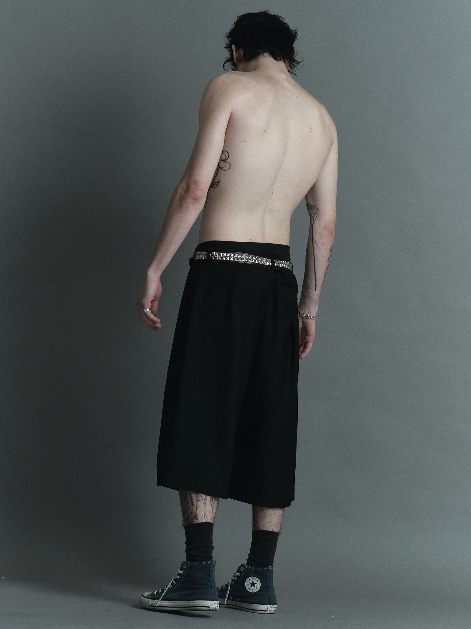 Tailored Wide Shorts — Black tailored wide shorts with front pleats | Bermuda preta wide de alfaiataria com friso frontal — Des Prezo Studio