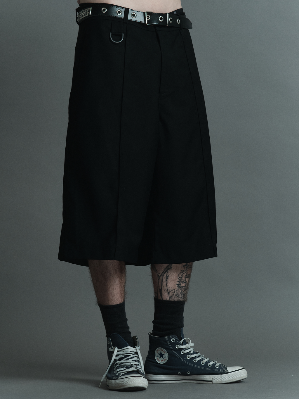 Tailored Wide Shorts — Black tailored wide shorts with front pleats | Bermuda preta wide de alfaiataria com friso frontal — Des Prezo Studio