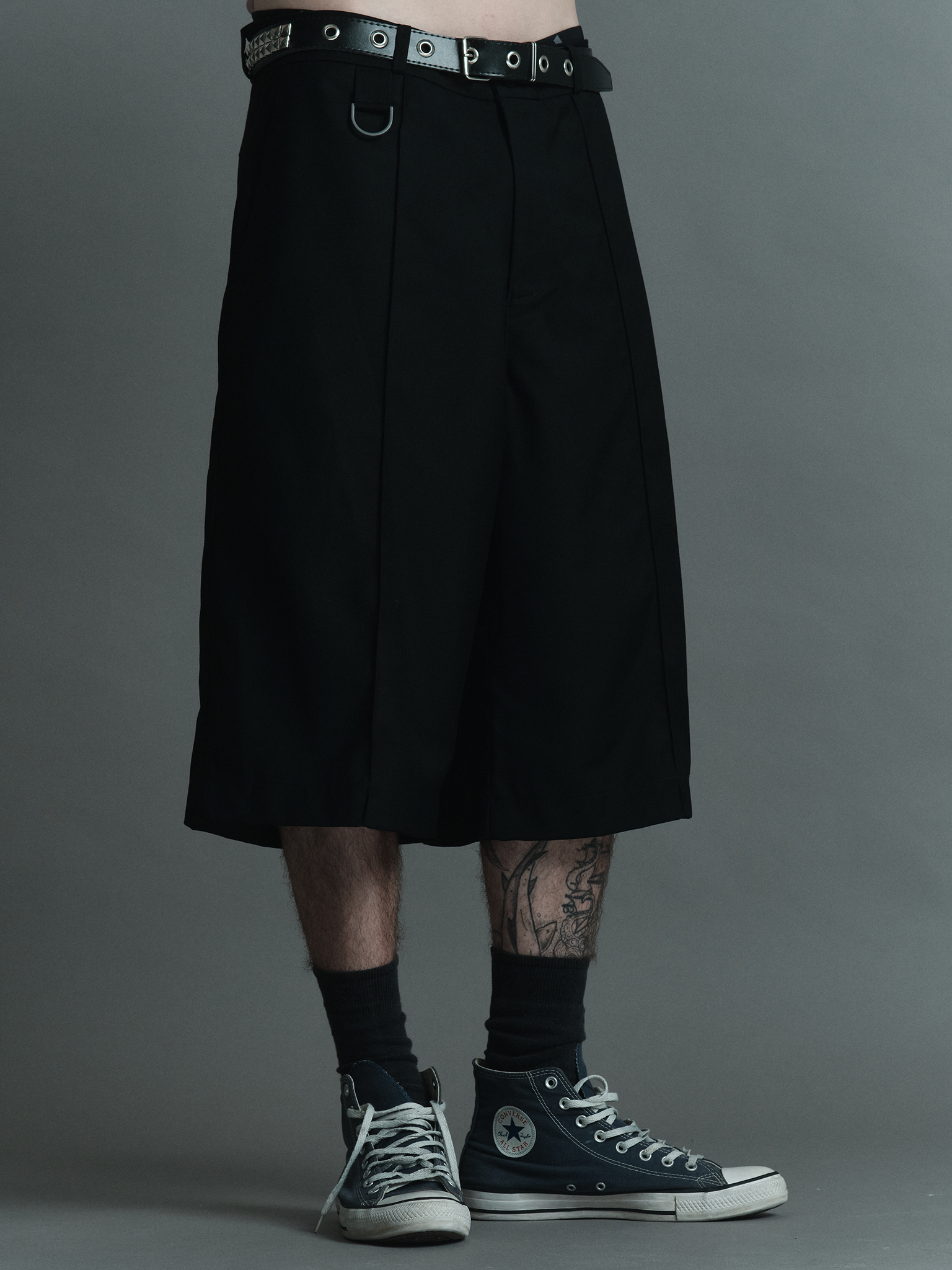 Tailored Wide Shorts — Black tailored wide shorts with front pleats | Bermuda preta wide de alfaiataria com friso frontal — Des Prezo Studio