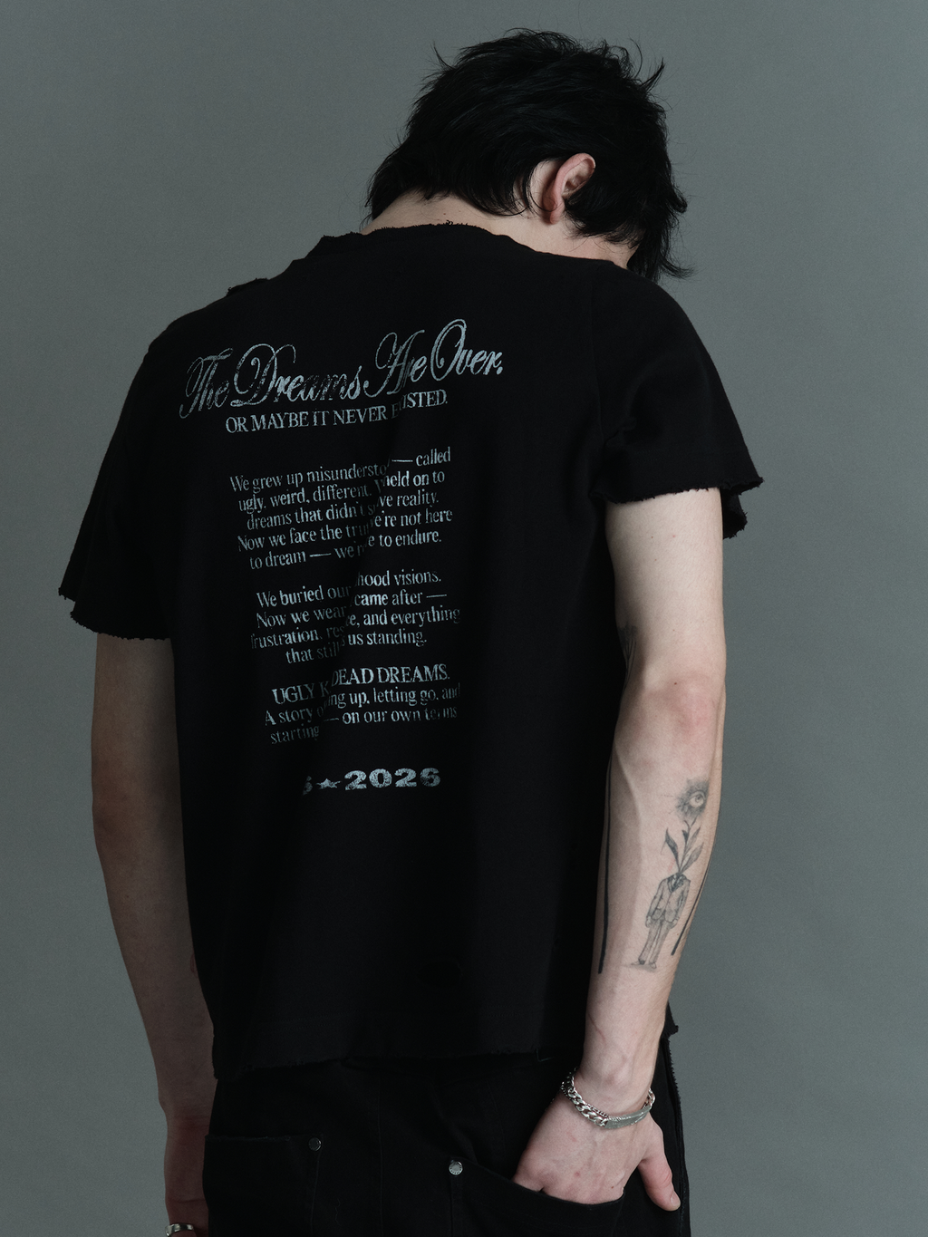 The Dreams Are Over Baby Tee — Black baby tee with distressed graphic print | Camiseta preta baby tee com estampa desgastada — Des Prezo Studio