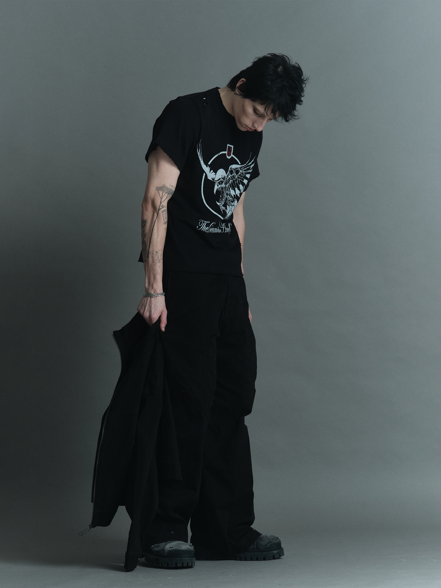 The Dreams Are Over Baby Tee — Black baby tee with distressed graphic print | Camiseta preta baby tee com estampa desgastada — Des Prezo Studio
