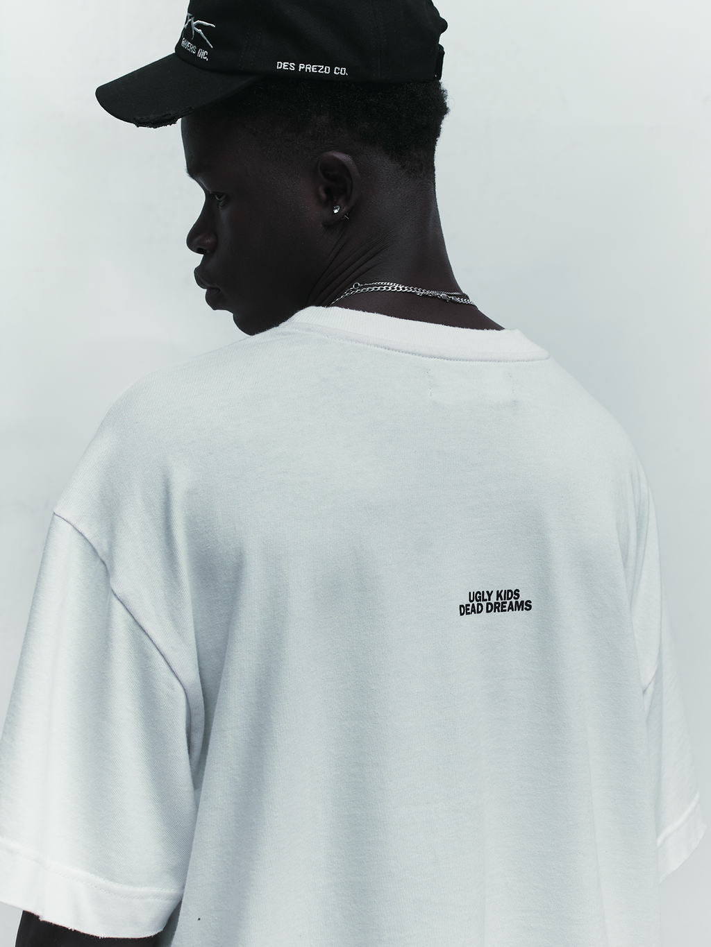 Crack Tee — Off-white oversized boxy t-shirt with front graphic | Camiseta com gráfico frontal — Des Prezo Studio