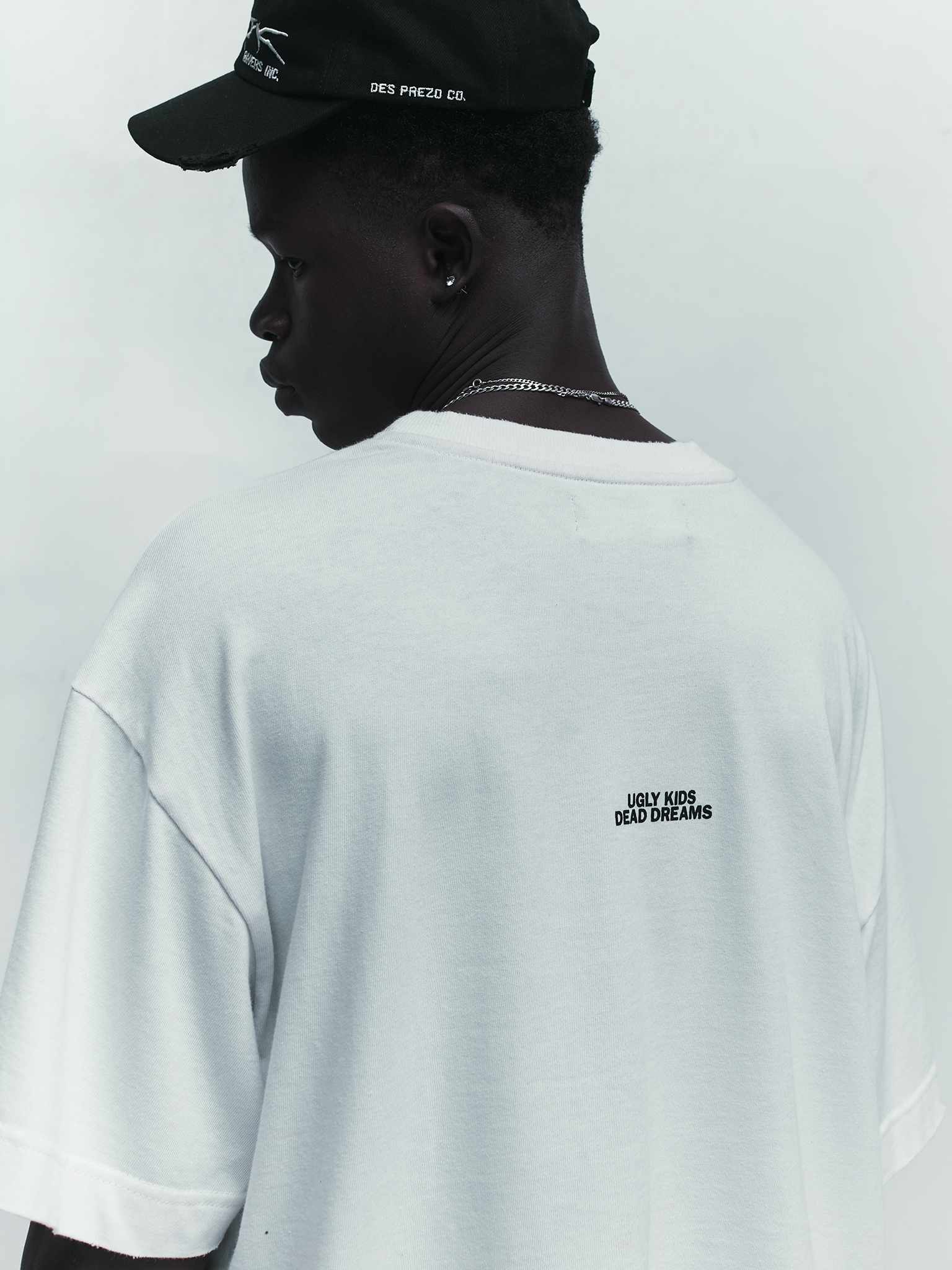 Crack Tee — Off-white oversized boxy t-shirt with front graphic | Camiseta com gráfico frontal — Des Prezo Studio