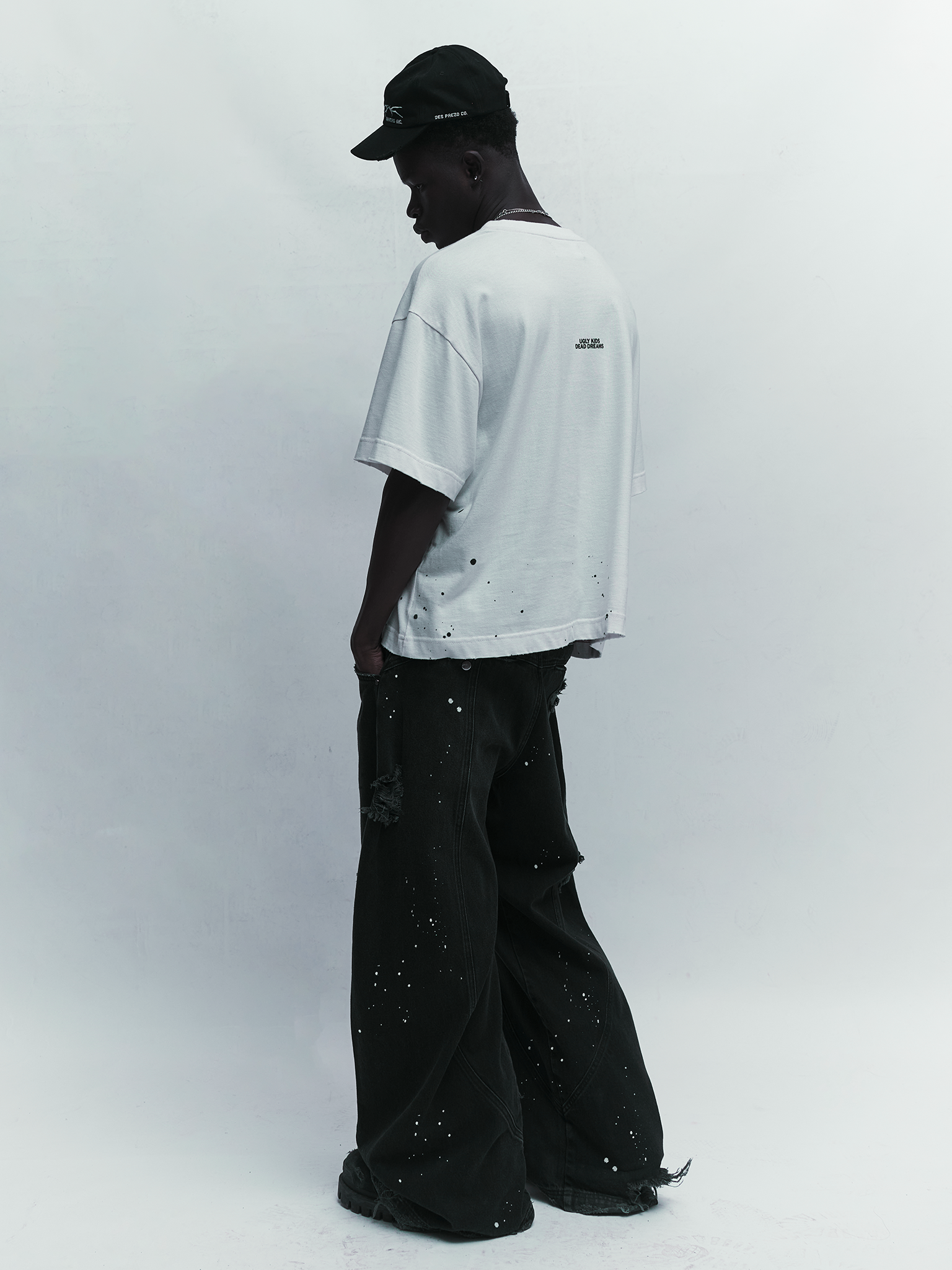 Crack Tee — Off-white oversized boxy t-shirt with front graphic | Camiseta com gráfico frontal — Des Prezo Studio