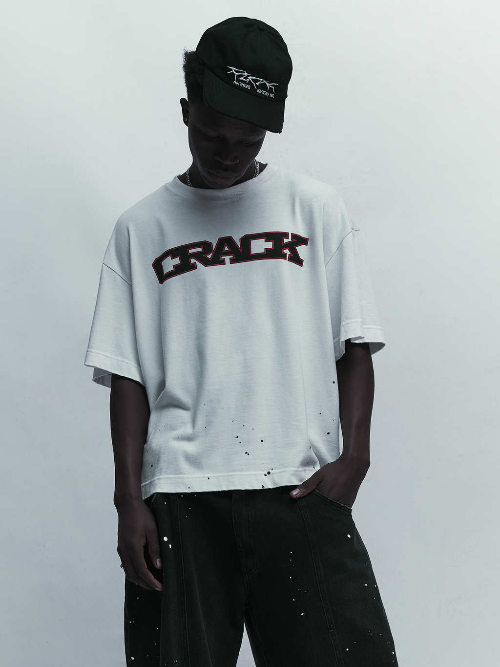 Crack Tee — Off-white oversized boxy t-shirt with front graphic | Camiseta com gráfico frontal — Des Prezo Studio