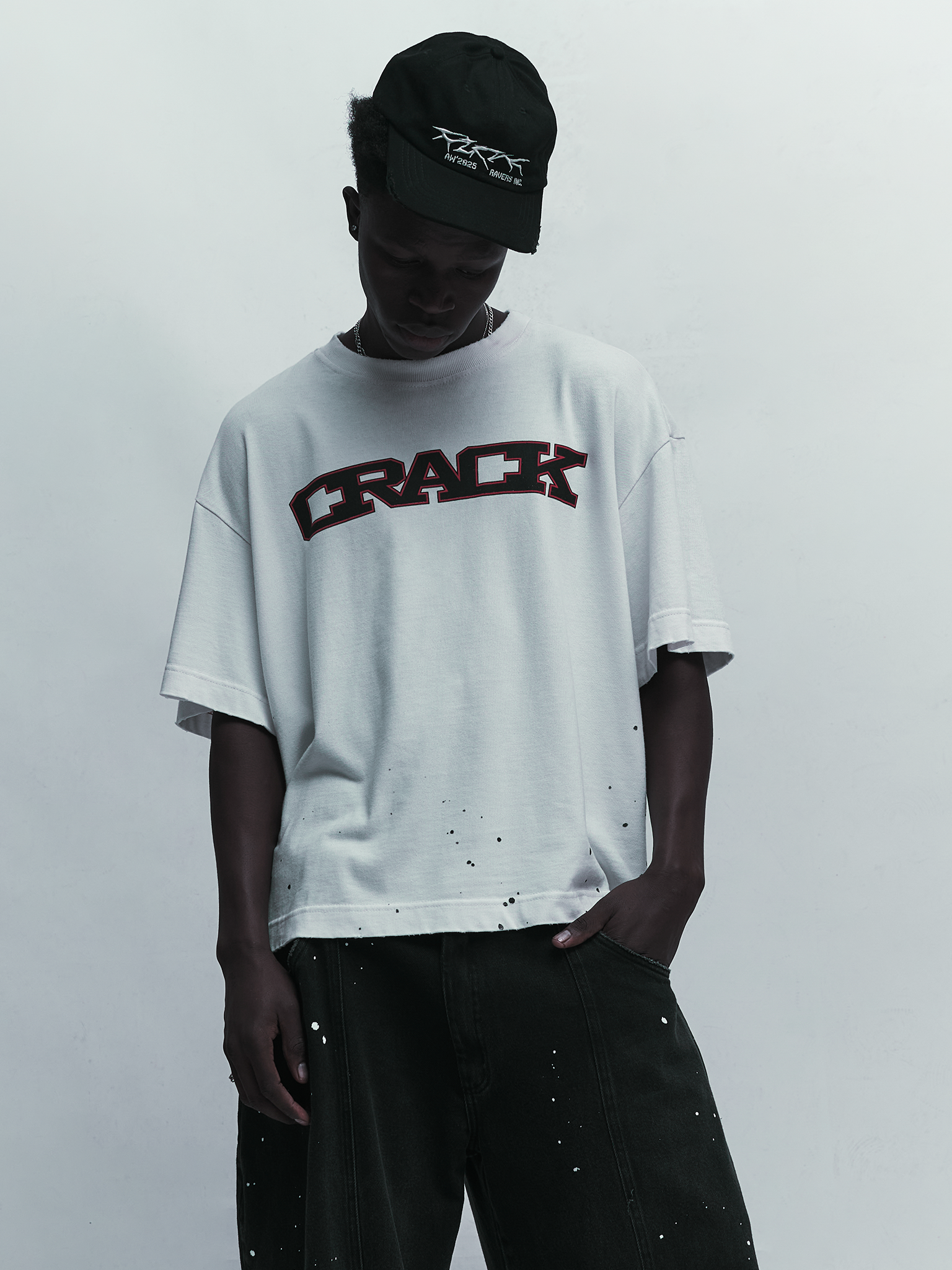 Crack Tee — Off-white oversized boxy t-shirt with front graphic | Camiseta com gráfico frontal — Des Prezo Studio