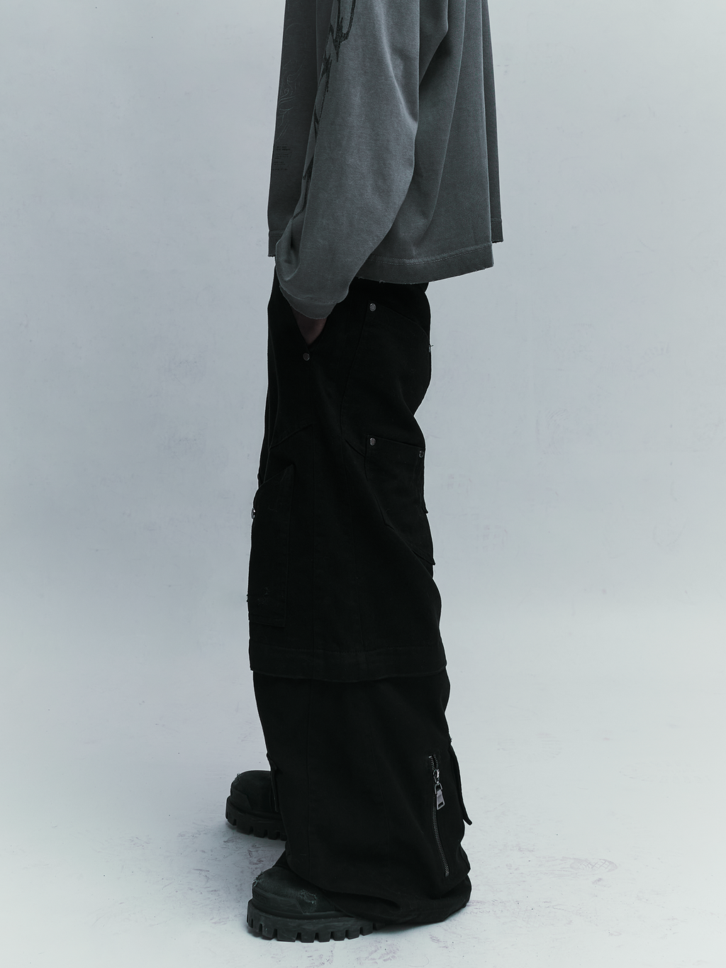 OG RAVER 2IN1 PANTS — Black cargo pants convertible into shorts with multiple pockets | Calça cargo preta 2-em-1 com múltiplos bolsos, conversível em bermuda — Des Prezo Studio